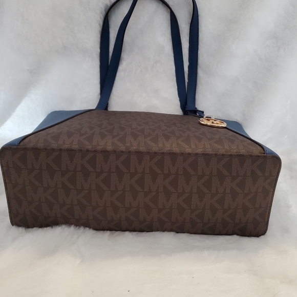 Michael Kors purse - Picture 5 of 8